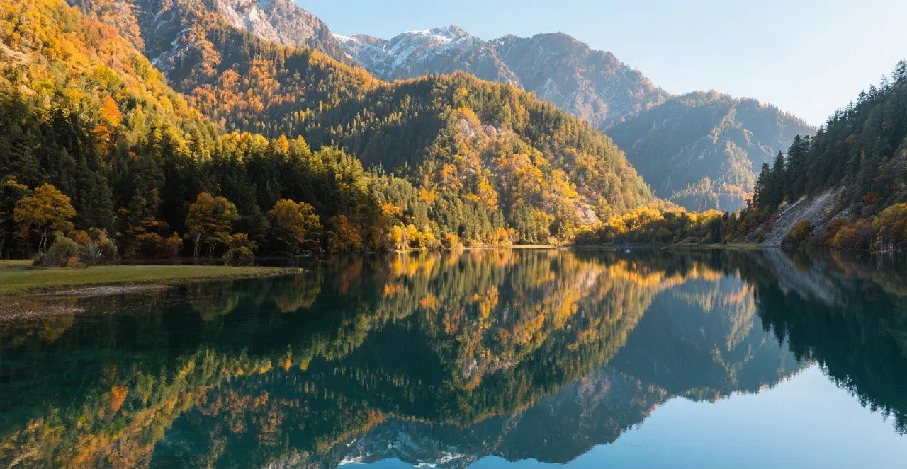 Jiuzhaigou Mirror Lake